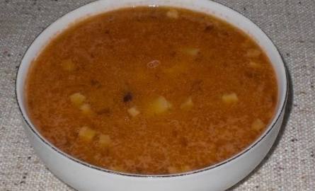 Fitka kazimierska - to zupa na wywarze mięsnym, z ziemniakami i warzywami pokrojonymi w kostkę, podsmażoną, drobno pokrojoną cebulą i skwarkami ze słoniny,