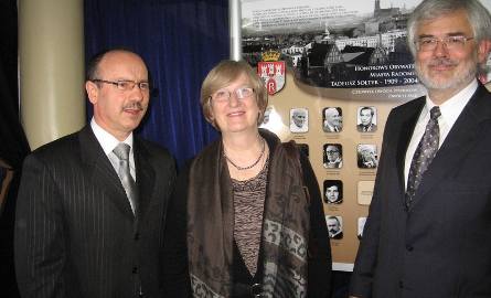 Synowi Stanisławowi Sołtykowi z żoną Grażyną towarzyszy im wiceprezydent Ryszard Fałek