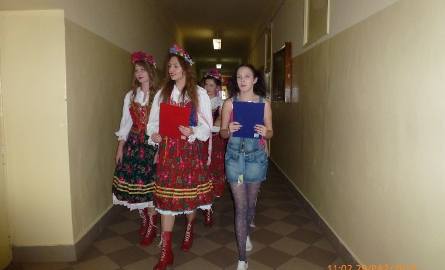 Weronika, Agata i Olga z jabłkami