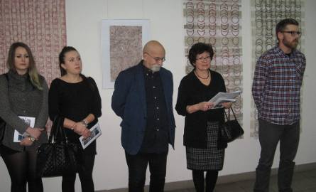 Szymon Piasta (z prawej), kurator galerii, zaprosił do oglądania wystawy.
