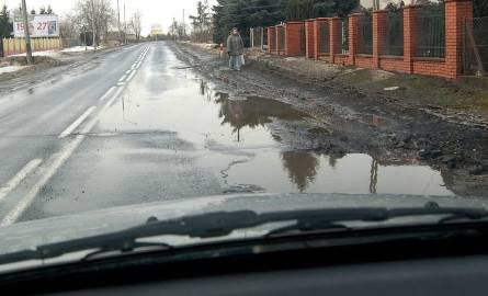 Piesi mają problem z poruszaniem się po poboczach ulicy Lubelskiej w Sandomierzu. W niektórych miejscach na poboczu są woda i błoto.
