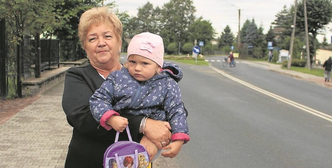Halina Kawala z wnuczką Lenką często spaceruje ul. Zwycięstwa w Trzebini i widzi pędzące auta