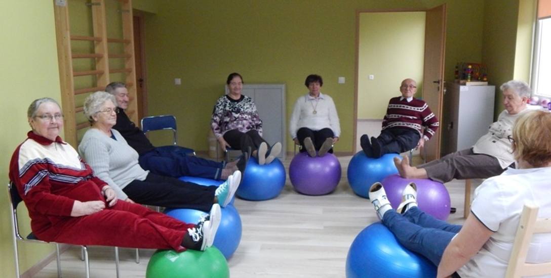 Seniorzy ćwiczą w sali aktywności ruchowej