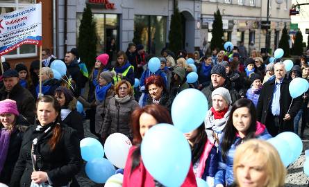 Ubrani na niebiesko, z niebieskimi balonami, jego uczestnicy przeszli, by pokazać mieszkańcom naszego miasta, że wśród nich żyją także osoby dotknięte