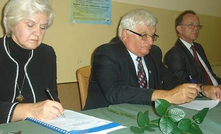 A może zagramy w statki? Bogusława Jaworska, burmistrz Zwolenia i Jerzy Koziński, starosta zwoleński na spotkaniu w Sycynie.