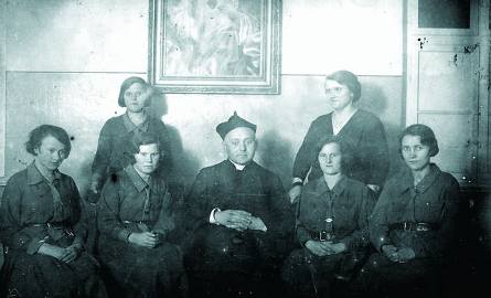 Zarząd Stowarzyszenia Młode Polki w 1933 r.  Po lewej stronie stoi Halina Paluchowska, druga od lewej siedzi jej siostra Maria.