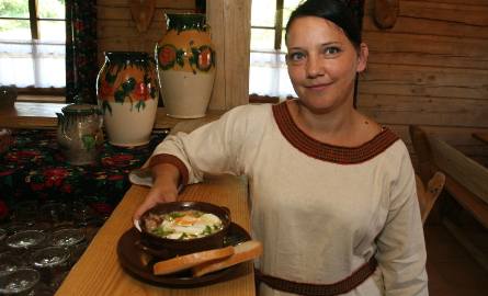 Irmina Durlej prezentuje popisową potrawę, typową dla regionu świętokrzyskiego – zalewajkę serwowaną z żeberkiem i jakiem sadzonym.
