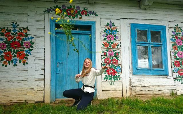 Gdzie na weekend? Zalipie: wioska malowana kwiatami. Kolorowe kwiaty na bielonych ścianach, a na podwórkach pelargonie i begonie