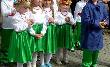 Najmłodsi podczas dożynek w gminie Skarżysko Kościelne nie zapomnieli o odpowiednich ubiorach.