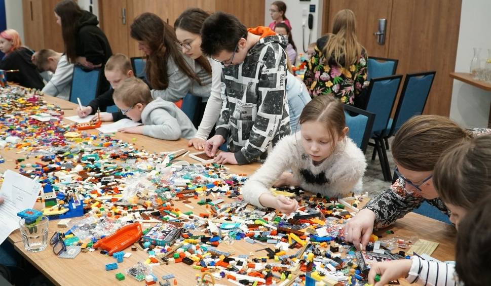 Film do artykułu: Uśmiechnięte buzie na warsztatach Lego dla dzieci z niepełnosprawnością w hotelu Hampton Zabawa, poczęstunek i prezent. GALERIA ZDJĘĆ I FILM
