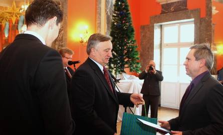 Marszałek Adam Jarubas i przewodniczący Sejmiku Tadeusz Kowalczyk nagradzają Andrzeja Nowaka, dziennikarza ostrowieckiego oddziału Echa Dnia.