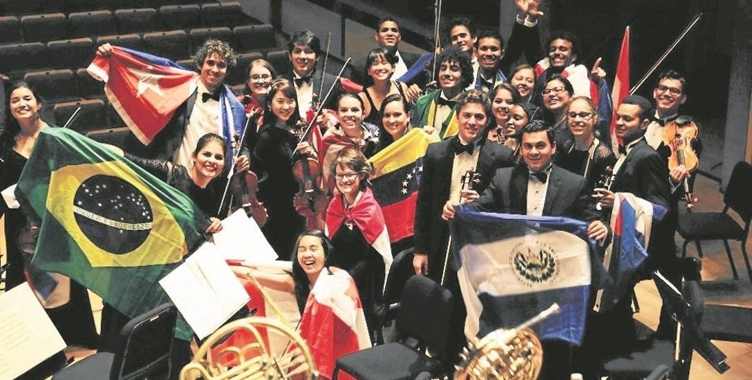 Orkiestrę tworzy 100 muzyków z 25 krajów Ameryki Południowej, Środkowej i Północnej