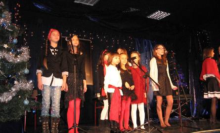Śpiewa grupa wokalistek spod "skrzydeł" Iwony Skwarek.