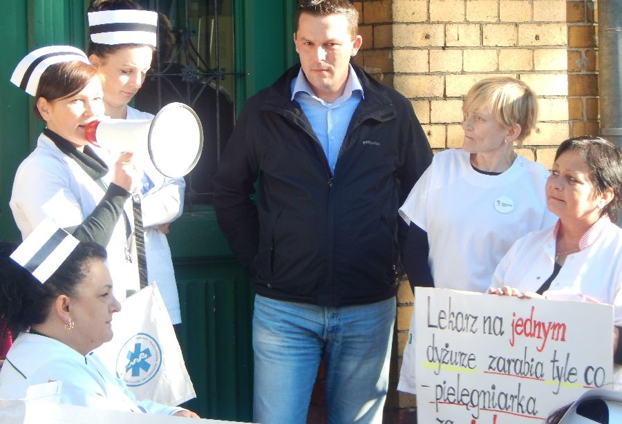 Iwona Jakubowska (z lewej) podczas protestu przed szpitalem.