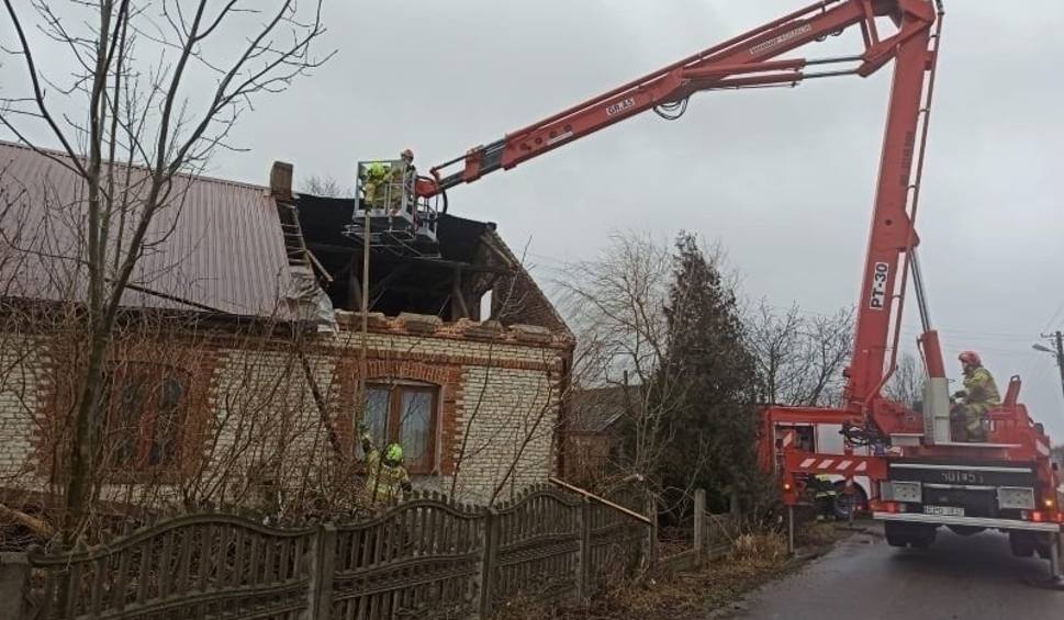 Film do artykułu: Wichura w Łódzkiem: zwalone drzewa, zerwane dachy i sunące garaże