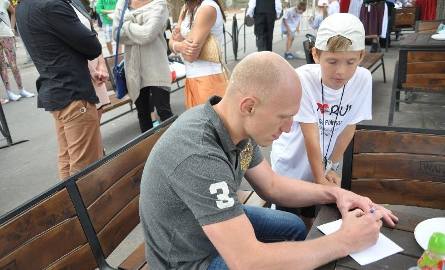 Gość honorowy imprezy Krzysztof „Diablo” Włodarczyk rozdawał autografy także najmłodszym biegaczom.
