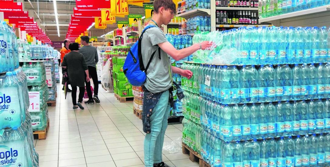 Sprzedaż napojów rośnie wielokrotnie. Polacy piją mniej wody niż inni mieszkańcy Europy