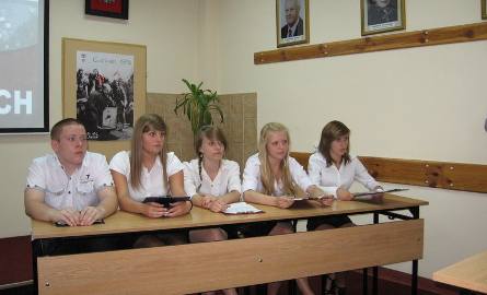 Uczestnicy debaty z prawej stronyBartłomiej Bodo, Roksana Gawrońska, Tatjana Adamiec, Natalia Suwała i Klaudia Cichawa.