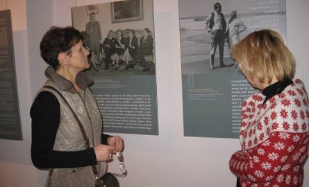 Radomskie fotografki: Barbara Polakowska i Ewa Kutyła oglądały wystawę z zaintersowaniem