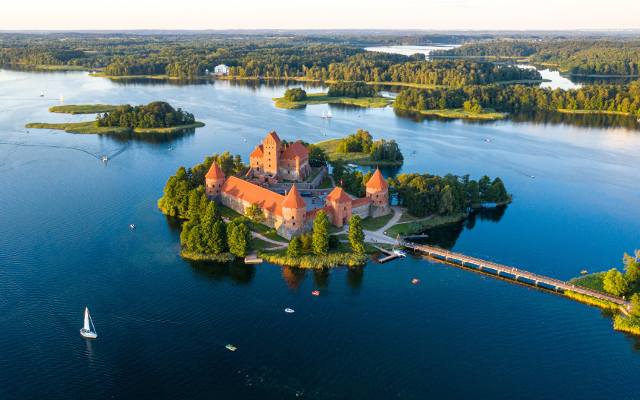 Troki na Litwie - wznosi się tu jeden z najpiękniejszych zamków Europy! Poznaj atrakcje Troków na weekend, urlop i wakacje