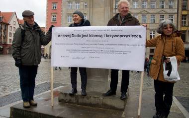 Manifestacja pod Pręgierzem: "Andrzej Duda jest kłamcą i krzywoprzysiężcą"