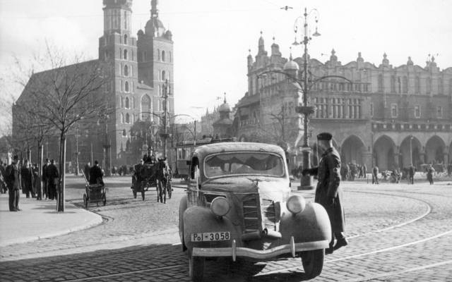 Takimi kultowymi samochodami wozili się kiedyś krakowianie. Wtedy samochód to był luksus! Zobacz je na archiwalnych zdjęciach