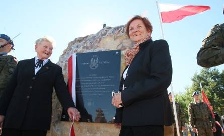 Pomnik odsłoniły córki pułkownika Bronisława Kowalczewskiego – Hanna Rytko oraz Krystyna Kokocińska, matka Katarzyny Dowbor.