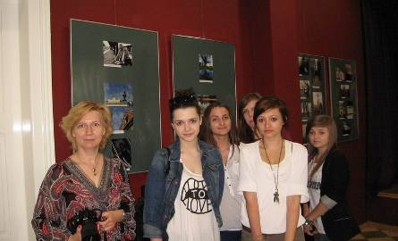 Najwięcej laureatek zebrała Ewa Kutyła, fotografka i bibliotekarka z Liceum imienia Kopernika( stoi z  lewej)