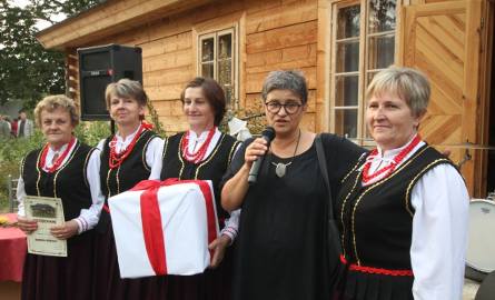 Alicja Rozborska gratuluje paniom z Zespołu Śpiewaczego Nove z Masłowa II najsmaczniejszej stefanki.