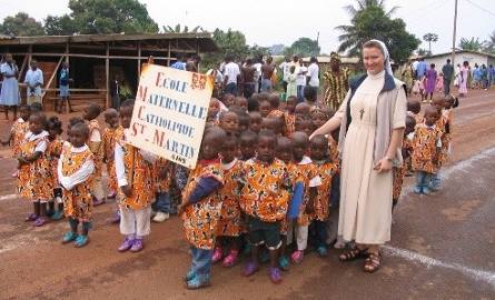 Uśmiechnięta siostra Leonarda z przedszkolakami z Ayos; do Misji Katolickiej uczęszcza 680 dzieciaków z pobliskiego miasta