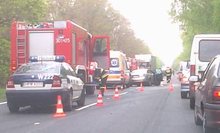 Uwaga kierowcy! Autostrada Poznańska zamknięta. W wypadku zostały ranne 3 osoby
