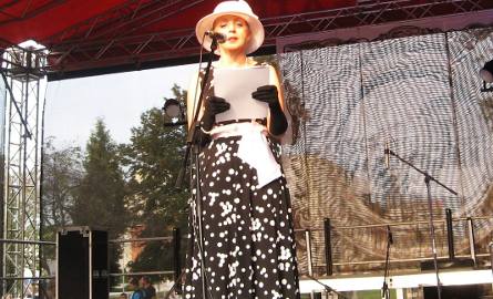 Śpiewa wiceprezydent Anna Kwiecień.