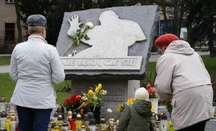 Inowrocław. W 5. rocznicę śmierci Jana Pawła II. Kwiaty i znicze pod pomnikiem (zdjęcia)