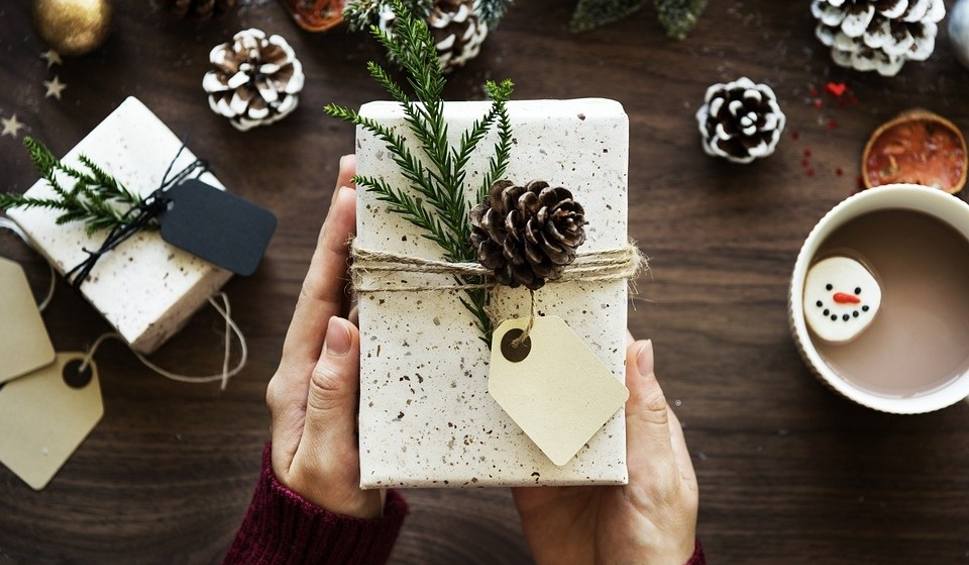 Film do artykułu: Pakowanie prezentów. Jak szybko i ładnie zapakować prezent w papier? [WIDEOPORADNIK]
