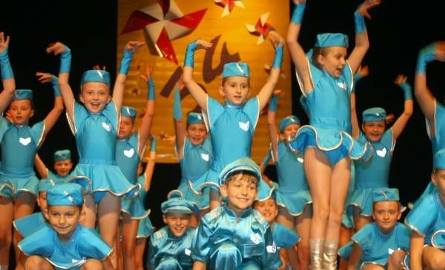 Mała Parada z Jędrzejowa świetnie zaprezentowała „taniec lotniczy”.