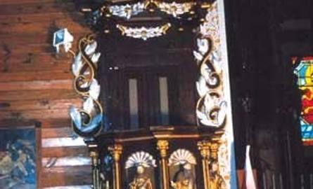Ambona w kościele w Dąbrówce z której skradziono dwie figury Ewangelistów
