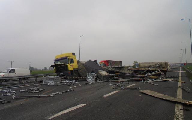 Wypadek tira na autostradzie A4 koło Bochni, droga została zablokowana na wiele godzin