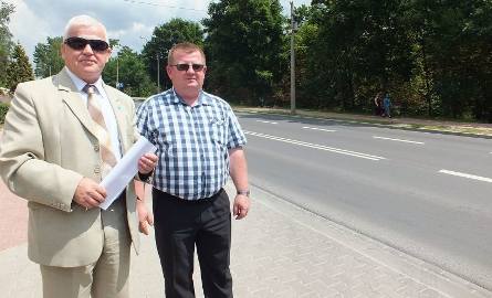 Gdyby nie udało nam się pozyskać pieniędzy, tak duży remont dróg powiatowych nie byłby możliwy – powiedział starostwa Andrzej Matynia (z lewej). Obok