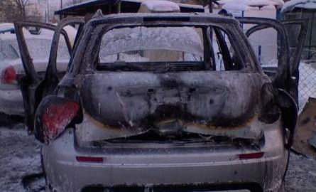 Spłonął samochód na Kapuściskach - możliwe podpalenie [zdjęcia]
