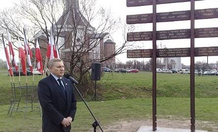 Tadeusz Truskolaski, prezydent Białegostoku podczas uroczystości odsłonięcia pomnika ofiar Katynia