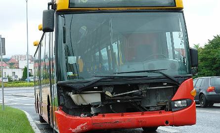 Zniszczony autobus po wypadku
