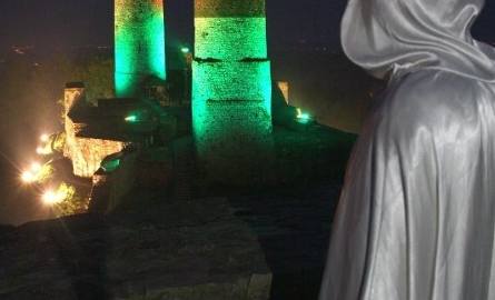 Zamek w Chęcinach nocą. Zobacz Białą Damę i pokaz światła (WIDEO, zdjęcia)