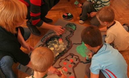 Maluchy chętnie uczestniczyły w zabawach artystycznych zorganizowanych przez Towarzystwo Aktywnych Kulturalnie "Projektoriat” z Szydłowca.