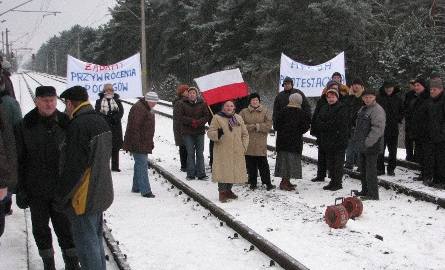 Mieszkańcy Zarąb Kościelnych i okolicznych miejscowości , 16.02 przez 3 godziny blokowali tory na trasie Warszawa - Białystok