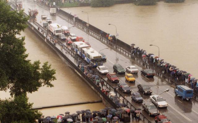 To była powódź tysiąclecia. Tak wyglądał Kraków i inne miejscowości 26 lat temu. Zobaczcie archiwalne zdjęcia
