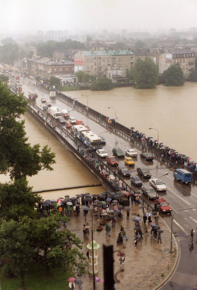 Powódź 1000-lecia! Tak wyglądał Kraków i okoliczne miejscowości w lipcu 1997 roku. Okropny widok. Zobaczcie zdjęcia