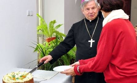 Podczas ostatniego spotkania z dziennikarzami biskup Henryk Tomasik dał się poznać jako wzorowy gospodarz. Nawet tort nam osobiście.