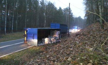 W Przepałkowie przewróciła się ciężarówka przewożąca sprasowane baloty papieru. Wypadek spowodował ponad trzygodzinne utrudnienia w ruchu z uwagi na