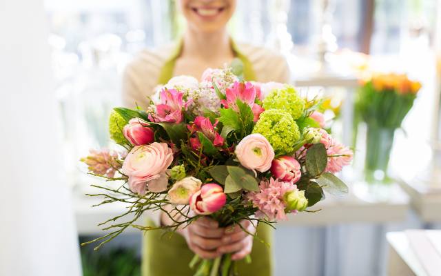 Kwiaty na Dzień Matki w okazyjnych cenach. Jakie kwiaty kupisz i za ile? Sprawdzam ceny kwiatów ciętych i doniczkowych w marketach