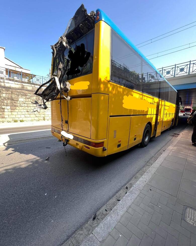 Wypadek W Krakowie Autobus Nie Zmieścił Się Pod Wiaduktem Nad Ul Prądnicką I Zerwał Zadaszenie 2154